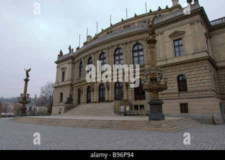 Rudolfinum-Gebäude-Fassade auf Jan-Palach-Platz, Prag, Tschechische Republik. Stockfoto