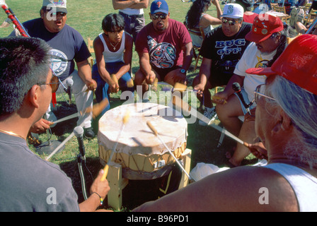 Native Indian Trommler Chanten und schlagen einer Trommel bei einem Powwow auf Indianerreservat auf Vancouver Island in British Columbia Kanada Stockfoto