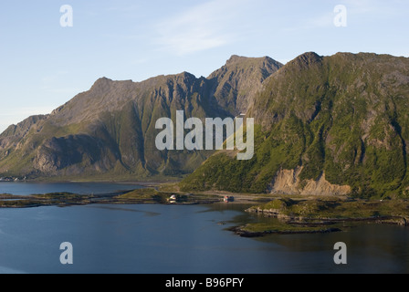 Berge und Straße E10 auf der Insel Flakstadøya, Blick vom Krystad, Moskenesøya, Lofoten, Nordland, Norwegen, Skandinavien Stockfoto