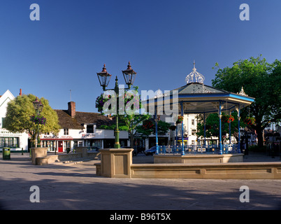 Horsham Carfax und Musikpavillon an einem Sommerabend, West Sussex, England Stockfoto