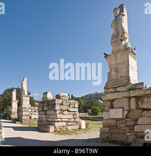 Eine Statue von Triton auf dem Odeon von Agrippa auf dem Gelände der antiken Agora unterhalb der Akropolis in Athen Griechenland Stockfoto