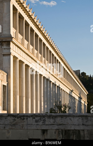 Die Kolonnaden Portikus der rekonstruierte Stoa des Attalos auf dem Gelände der antiken Agora, Athen, Zentralgriechenland Stockfoto