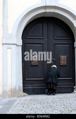 Alte Frauen großen mittelalterlichen Haus Türöffnung in Prag, Tschechien. Stockfoto