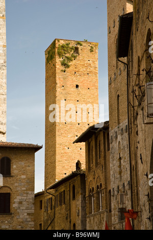 Die Türme & Gebäude rund um die Piazza Delle Erbe, San Gimignano, Toskana, Italien. Stockfoto