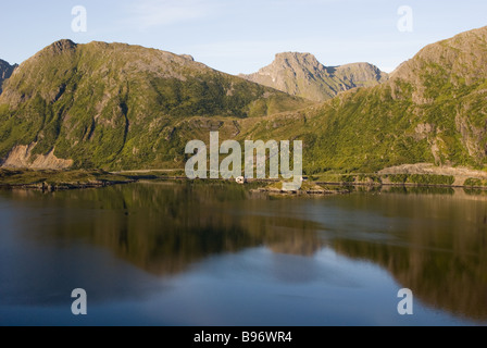 Berge und Straße E10 auf der Insel Flakstadøya, Blick vom Krystad, Moskenesøya, Lofoten, Nordland, Norwegen, Skandinavien Stockfoto