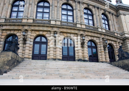 Rudolfinum-Gebäude-Fassade auf Jan-Palach-Platz Türen, Prag, Tschechische Republik. Stockfoto