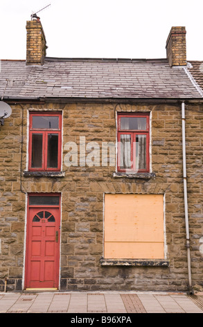 Mit Brettern vernagelt Reihenhäuser in Treorchy Rhondda Valley South Wales UK Stockfoto