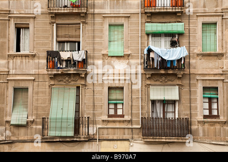 Fenster und Balkone, Barcelona-Spanien Stockfoto