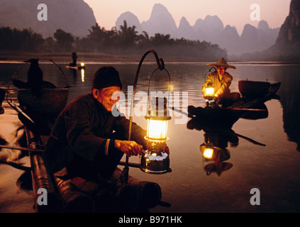 Li-Fluss Kormoran Fischer auf Bambus Flößen bei Dämmerung Beleuchtung Laternen für Nachtangeln in Xingping (Guilin Bereich) Stockfoto