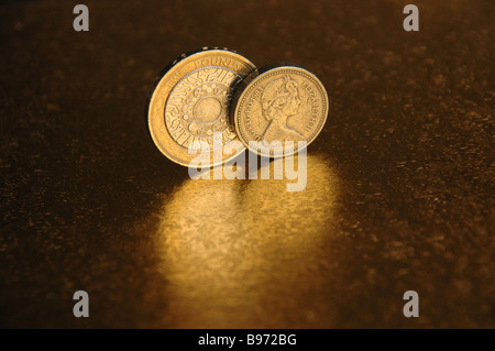 Eine eins und zwei-Pfund-Münze und deren Reflexion. Stockfoto