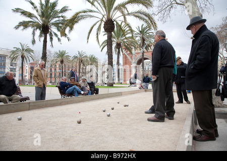 Petanque-Spiel am Arc de Triomf in Barcelona Spanien Stockfoto