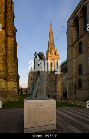 Statue des Heiligen Richard außerhalb Chichester Cathedral, Chichester, West Sussex bei Sonnenuntergang. Stockfoto