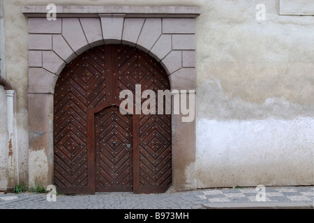 Große gewölbte mittelalterlichen Haustür mit Schlupftüre drin in Prag, Tschechien. Stockfoto