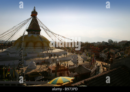 Leute gehen und sich umschaut Boudhanath Stupa bei Sonnenuntergang in Kathmandu, Nepal. Stockfoto
