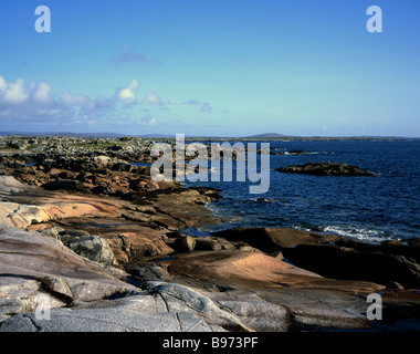 Blick über Roundstone Bay von der felsigen Küste in der Nähe von Roundstone Connemara, County Galway, Irland Stockfoto