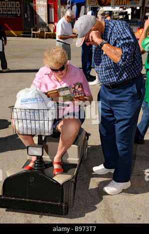 Älteres Paar mit Frau in Batterie-Power-Warenkorb Stockfoto