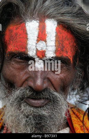 Saddhu vor Tempel in Mumbai, Maharashtra, Indien Stockfoto