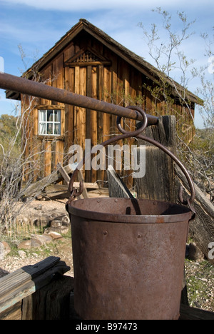 Stock Foto von Pioneer Living History Village Bergbau Kabine und gut Stockfoto