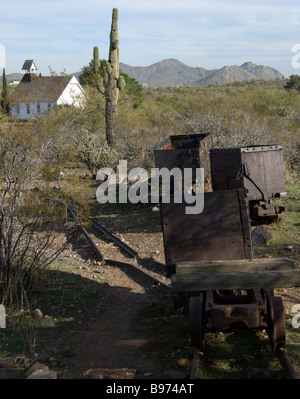 Lebendige Geschichte Pioneer Village Museum Bergbau Autos und Kirche in der Wüste von Phoenix, Arizona, USA. Pioneer Stadt. Stockfoto