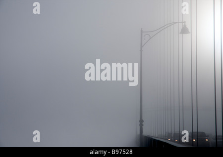 Lions Gate Bridge im Nebel, Vancouver, British Columbia Stockfoto