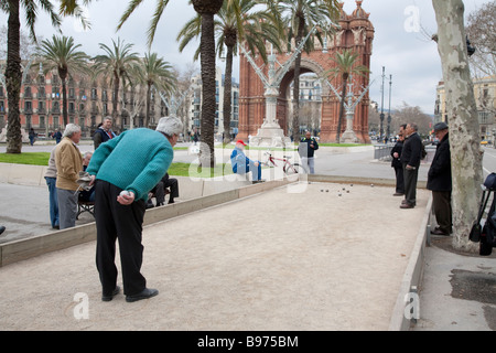 Petanque-Spiel am Arc de Triomf in Barcelona Spanien Stockfoto