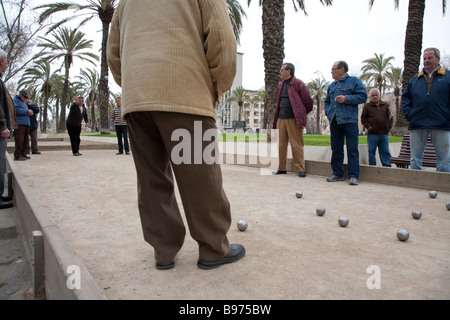 Petanque-Spiel am Arc de Triomf in Barcelona Spanien Stockfoto