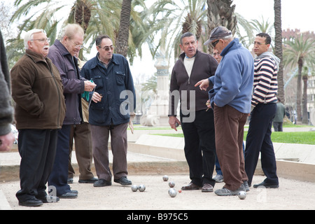 Petanque-Spiel am Arc de Triomf in Barcelona Spanien Stockfoto