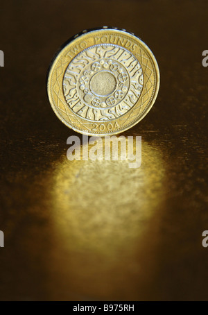 Eine stehende 2 Pfund-Münze und die Reflexion. Stockfoto