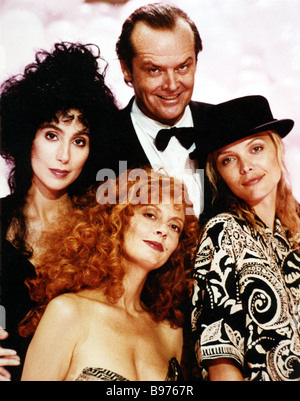 DIE Hexen von EASTWICK 1987 Warner-Film mit von links Cher Susan Sarandon Jack Nicholson und Michelle Pfeiffer Stockfoto