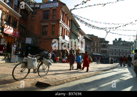 Menschen vor Ort gehen und kaufen Sie herum Boudhanath Stupa in Kathmandu, Nepal. Stockfoto
