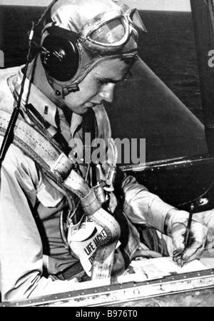 GEORGE H.W. Der ehemalige amerikanische Präsident Bush im Cockpit eines Grumman TBM Avenger auf dem Flugzeugträger USS San Jacinto über 1944. Stockfoto