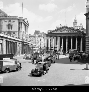 Threadneedle Street City of London, 1950s, mit der Bank of England, 'The Old Lady of Threadneedle Street' auf der linken Seite und der Royal Exchange. Stockfoto