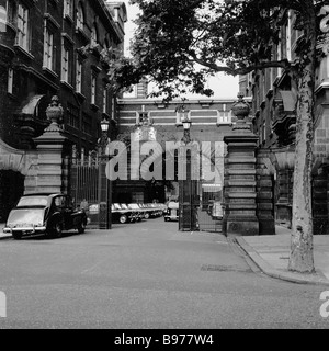 1960, historische, das Eingangstor zur Downing Street, Whitehall, London, die Nr. 10 ist die offizielle Residenz des britischen Premierministers. Stockfoto