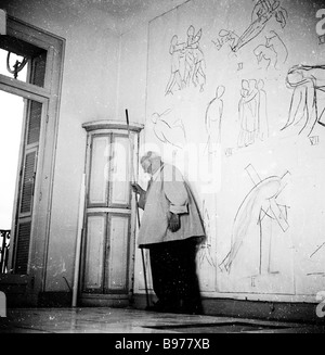 Die berühmten französischen Künstlers Henri Matisse in seinem Atelier mit Pol, 1951. Sein große Projekt wurden dann Dekorationen für die Kapelle des Rosenkranzes in Vence. Stockfoto