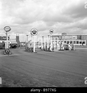 1960s, Autobahn-Tankstelle auf der M1. Erbaut an der Fortes-Tankstelle in Newport Pagnell, war dies eines der ersten ihrer Art in England. Stockfoto