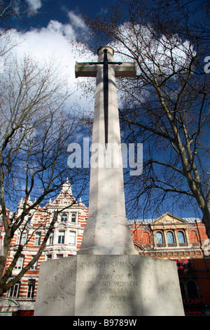 Ein Denkmal überqueren des Opfers für die Männer & Frauen von Chelsea, die im ersten Weltkrieg gestorben. Im Zentrum von Sloane Square in London. Stockfoto