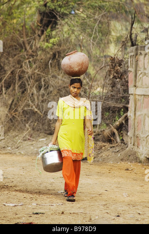 Frau, die Wasser haben sie gut Rhajasthan Indien TV000023 gesammelt Stockfoto