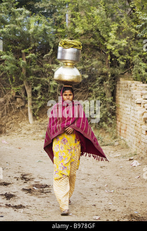 Frau, die Wasser haben sie gut Rhajasthan Indien TV000024 gesammelt Stockfoto