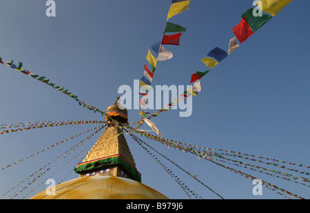 Boudhanath Stupa und Gebet Blwoing Fahnen im Wind in Kathmandu, Nepal. Stockfoto