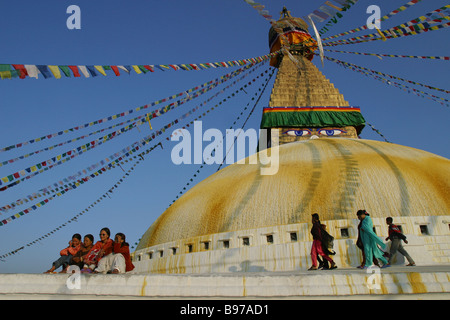 Die Menschen genießen Boudhanath Stupa in Kathmandu, Nepal. Stockfoto