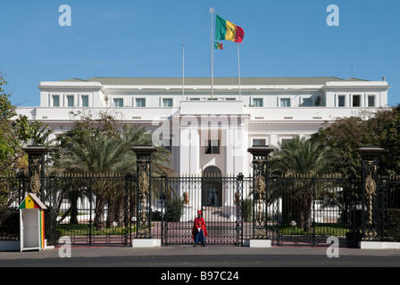 West-Afrika Senegal Dakar Preseidential Palast Eingangstor mit Guard in uniform Stockfoto