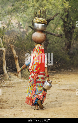 Frau, die Wasser haben sie gut Rhajasthan Indien TV000022 gesammelt Stockfoto