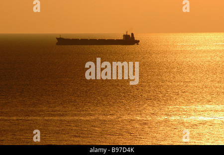 Schiff Fracht Karibik Seefracht Santa Marta Colombia ruhig im freien Transport von Sonnenuntergang Schiffsladung Boot Business Schiff Schiffe Stockfoto