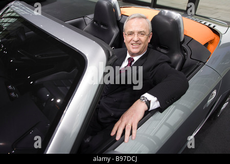 Prof. Dr. Martin Winterkorn Vorsitzender des Vorstands der Volkswagen AG während der Bilanzpressekonferenz 2009 Stockfoto