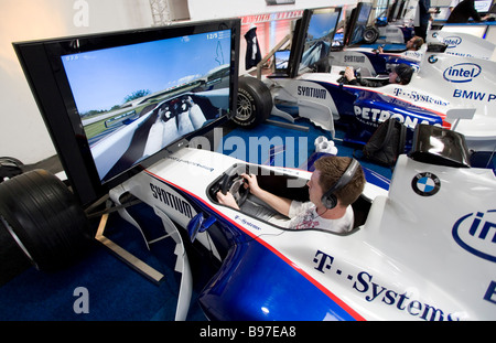 CeBIT-Besucher während einer virtuellen Motorsports in einen Rennwagen Stockfoto