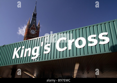 Zeichen über dem Haupteingang an der Kings Cross Hauptbahn Bahnhof, London.  St Pancras sichtbar hinter. März 2009 Stockfoto