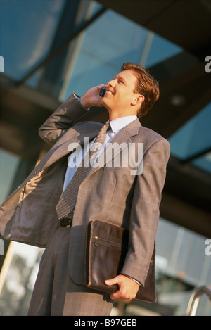 Junge Unternehmer sprechen auf Handy Stockfoto