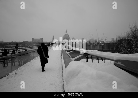 Suche entlang einer verschneiten Millennium Bridge, St. Pauls Cathedral, City of London Stockfoto