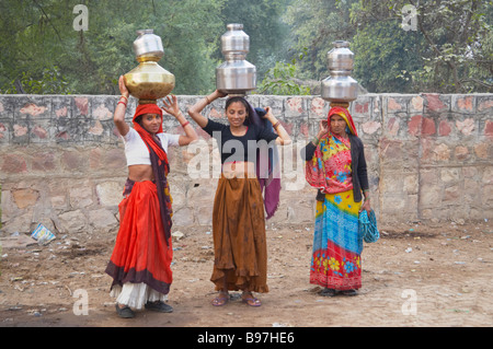 Frauen, die Wasser haben sie von gut Rhajasthan Indien TV000006 gesammelt. Stockfoto