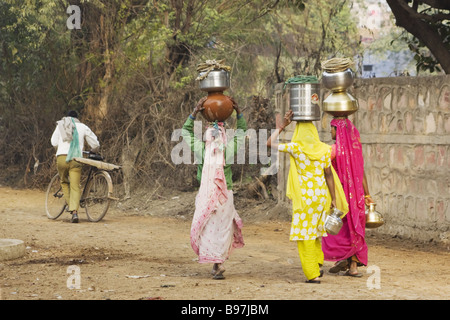 Frauen, die Wasser haben sie von gut Rhajasthan Indien TV000015 gesammelt. Stockfoto